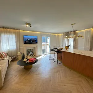Luxury Cathedral Views In Apartment
